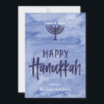Tarjeta plana de la foto de Menorah Jánuca de la<br><div class="desc">Un lavado del azul acuoso sirve como contexto sutil para un ilustracion texturizado del menorah y un texto feliz manchado de tinta, mano-indicado con letras de Jánuca. No olvide personalizar esta tarjeta del día de fiesta de la dos-foto con sus propias fotos y texto conocido. Añada su propio tacto especial...</div>