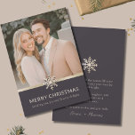 Tarjeta plana de Navidades de pareja elegante<br><div class="desc">Celebra la temporada de amor y unión con nuestra tarjeta plana de Navidades de la pareja elegante. La parte delantera muestra su elegante foto adornada con un sofisticado diseño de copos de nieve. En la parte de atrás, un fondo oscuro resalta el copo de nieve, mientras que un mensaje de...</div>