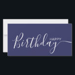 Tarjeta plana moderna blanca azul de la marina de<br><div class="desc">Esta moderna y elegante tarjeta plana presenta el texto blanco Happy Birthday en la parte delantera y en la parte trasera lo personaliza con tu nombre o apellido. El fondo es azul marino.</div>
