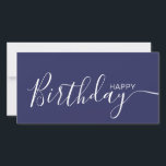 Tarjeta plana moderna blanca azul de la marina de<br><div class="desc">Esta moderna y elegante tarjeta plana presenta el texto blanco Happy Birthday en la parte delantera y en la parte trasera lo personaliza con tu nombre o apellido. El fondo es azul marino.</div>