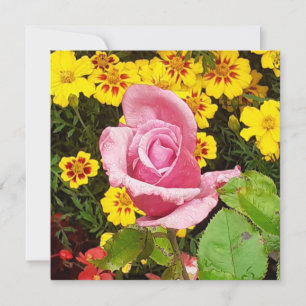 Tarjeta plana rosa y flores amarillas