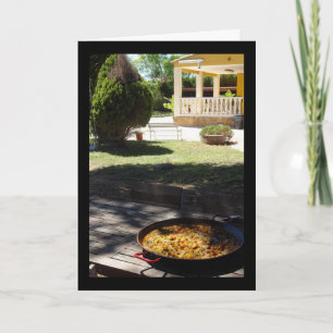 Tarjeta Plato de paella descansando en el jardín