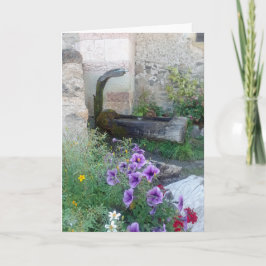 Tarjeta plegada con fuente alpina y flores