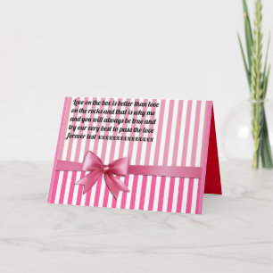 Tarjeta Poema de mensaje romántico en caja rosa con lazos