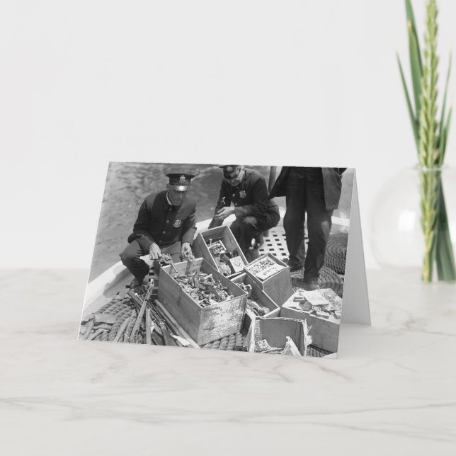 Tarjeta Police Destroying Gun Stash, 1923 (Anverso)