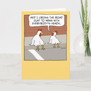 Tarjeta Pollo gracioso que cruza la carretera Feliz cumple