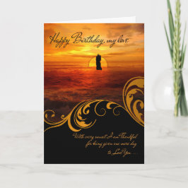 Tarjeta por el beso de los amantes del cumpleaños al atard