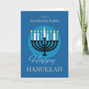 Tarjeta Por el rabino Hanukkah Menorah en azul oscuro