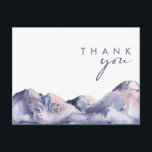 Tarjeta postal de agradecimiento para boda de invi<br><div class="desc">Esta tarjeta postal de agradecimiento para boda en Montaña Invernal es justo lo que has estado buscando para completar tu boda rústica y sencilla. Diseñada con acuarela pastel rosa y azul que se combina perfectamente con toques de azul marino y rubor, todos los cuales capturan perfectamente una velada en la...</div>