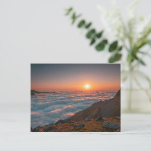 Tarjeta postal de amanecer sobre el mar de nubes