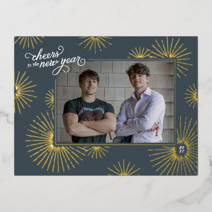 Tarjeta postal de Año Nuevo con fuegos artificiale