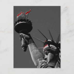 Tarjeta postal de arte pop rojo gris de la estatua