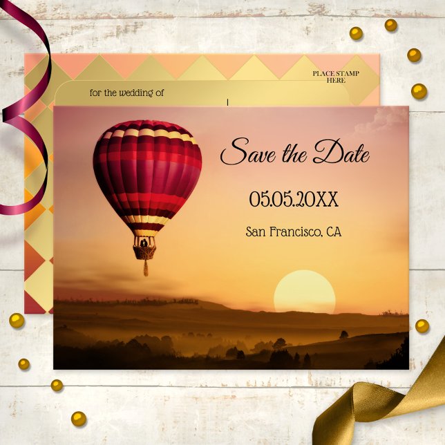 Tarjeta Postal de Aviso de Globo Aerostático en Pu (A lovely romantic Save the Date postcard showing a hot air balloon over a dreamy landscape at sunset)