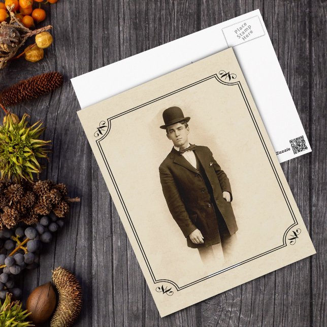 Tarjeta postal de caballero victoriano (Black White photo of Victorian era man in suitcoat and hat in ornate frame on tan postcard.)