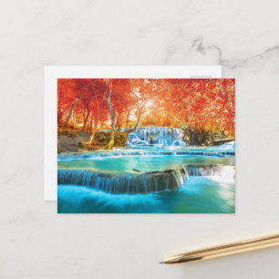 Tarjeta postal de cascada de otoño serena