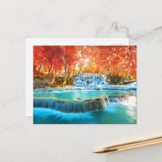 Tarjeta postal de cascada de otoño serena