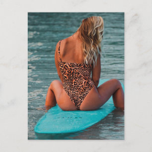 Tarjeta postal de chica surfista