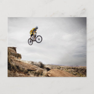 Tarjeta postal de ciclista de BMX