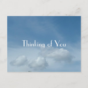 Tarjeta postal de cielo azul y nubes blancas.