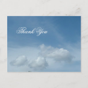 Tarjeta postal de cielo azul y nubes blancas.