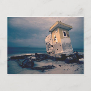 Tarjeta postal de estructura costera abandonada