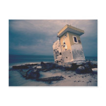 Tarjeta postal de estructura costera abandonada