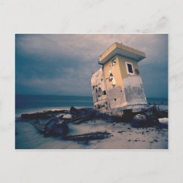 Tarjeta postal de estructura costera abandonada