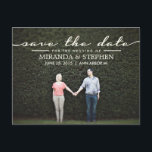 Tarjeta Postal de Foto de Ahorro de Fecha de Boda<br><div class="desc">La elegante tipografía y el estilo simple de esta postal fotográfica presenta su foto de compromiso y la información "Guarde la fecha" en texto color marfil cremoso en el frente. Un suave color gris / marrón neutro en la parte posterior con espacio para todos los detalles importantes; fecha de la...</div>