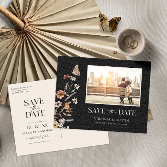 Tarjeta Postal de Foto Negra para Guardar la Fecha (Photo Black Boho Floral Save The Date Postcard with Butterfly by Painted Paperie
)