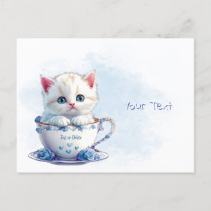 Tarjeta postal de gatito en taza con flores azules