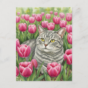Tarjeta postal de gato gris lindo en tulipanes