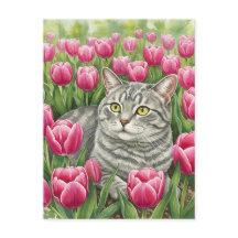 Tarjeta postal de gato gris lindo en tulipanes