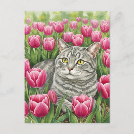 Tarjeta postal de gato gris lindo en tulipanes