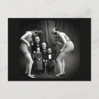 Tarjeta postal de gente extraña en el bosque