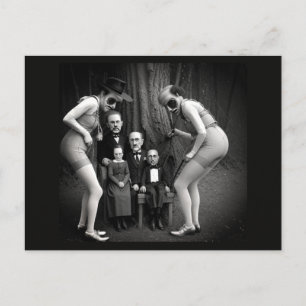 Tarjeta postal de gente extraña en el bosque