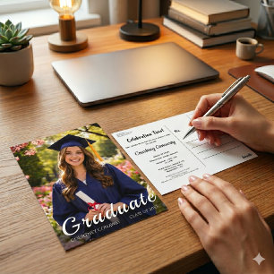 Tarjeta postal de graduación con tipografía modern