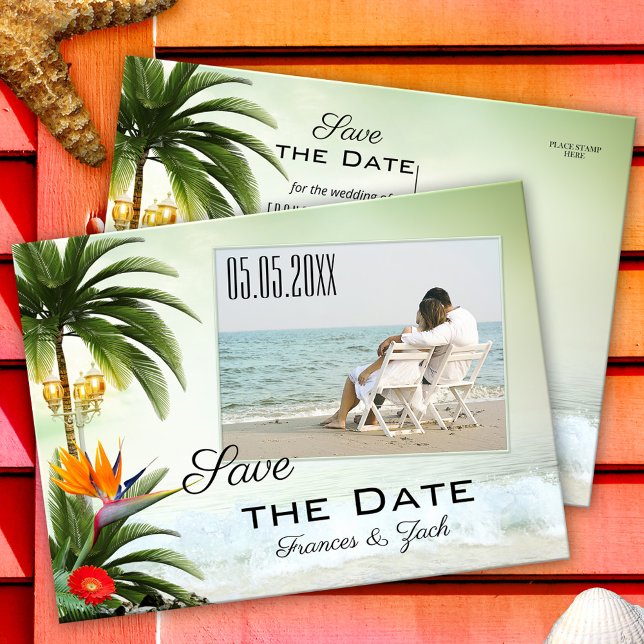 Tarjeta postal de guardar la fecha de la foto de l (Save the Date postcard with your photo on a tropical turquoise beach with palm trees and flowers)