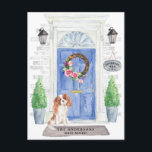 Tarjeta postal de Invitación de Cavalier King Char<br><div class="desc">Anuncie su nueva dirección con nuestra elegante invitación con un Cavalier King Charles Spaniel,  puerta delantera azul,  alfombra de bienvenida,  letrero de pizarra,  topiarios y una corona floral sobre un fondo de ladrillo gris.</div>