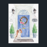 Tarjeta postal de Invitación de Cavalier King Char<br><div class="desc">Anuncie su nueva dirección con nuestra elegante invitación con un Cavalier King Charles Spaniel,  puerta delantera azul,  alfombra de bienvenida,  letrero de pizarra,  topiarios y una corona floral sobre un fondo de ladrillo gris.</div>
