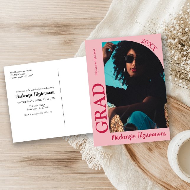 Tarjeta Postal de Invitación de Graduación con Fot (Pink and Red Simple Preppy Photo Graduation Invitation Postcard)