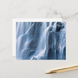 Tarjeta postal de la cascada de agua serena y tran