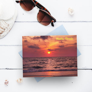 Tarjeta postal de la puesta de sol tropical en Náp