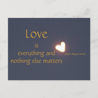 tarjeta postal de luna con forma de corazón