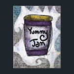 Tarjeta postal de mermelada deliciosa<br><div class="desc">La mermelada deliciosa presenta un frasco de mermelada de arándano o uva sobre un fondo pintado con formas onduladas y triángulos fuera de una página de un libro.</div>