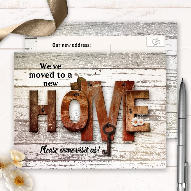 Tarjeta postal de mudanza de nueva casa de campo r (Relocation or new home announcement postcard showing a rustic country design with home letters + key)