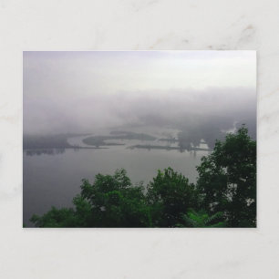 Tarjeta postal de niebla matutina en el río Missis