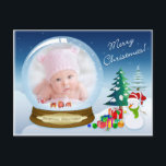 Tarjeta postal de Nieve para Navidades de Snowman<br><div class="desc">Esta "entrega especial" alegre tarjeta de publicación de fotos del globo de nieve de Navidad sería una manera económica de enviar Feliz Navidad y/o nacimiento de saludos de invitación de bebé a toda tu familia y amigos. Personalizar el texto para decir lo que quieras y sube una foto digital cuadrada...</div>