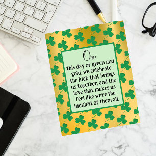 Tarjeta postal de oro y verde del día de San Patri