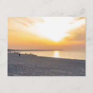 Tarjeta postal de puesta de sol en la playa de una