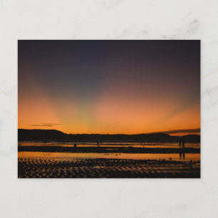 Tarjeta postal de puesta de sol en la playa de una